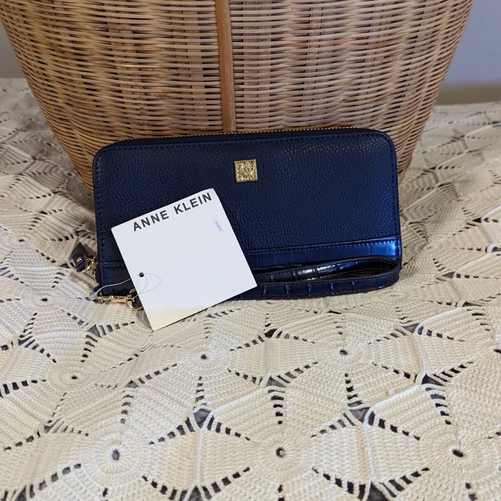 anne klein • nwt navy blue wristlet wallet
